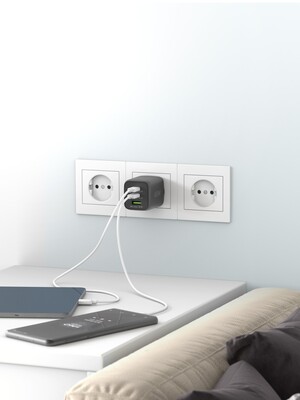 Nabíjačka USB 230V 3port, 1xUSB A, 2xUSB Typ C, 65W, Power Delivery, GaN, čierna