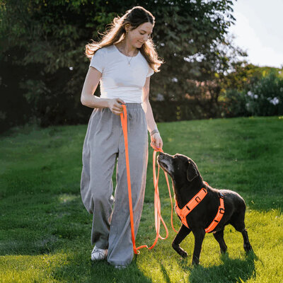 Vodítko stopovacie s uškom pogumované, Footballgrip, 16mm/10m, nerezová karabína, oranžové