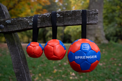 Lopta "futbalová" s priemerom 12cm, s uškom, ekokoža, oranžová/modrá