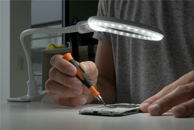 Stolná lupa s LED podsvietením, s úchytom na "štipec", zväčšenie 1.75x, biela