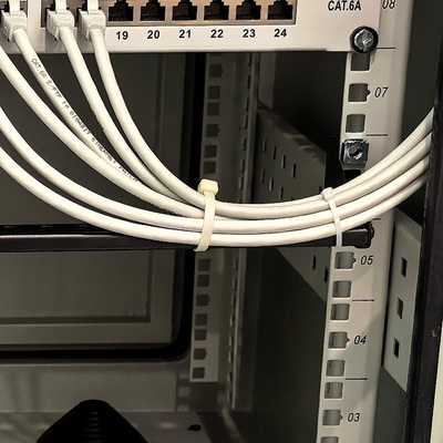 19" Panel vyväzovací, 1U, kovová, čierny