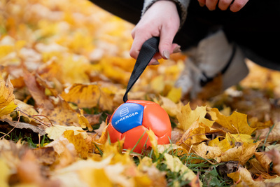 Lopta "futbalová" s priemerom 10cm, s uškom, ekokoža, oranžová/modrá