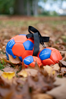 Lopta "futbalová" s priemerom 10cm, s uškom, ekokoža, oranžová/modrá
