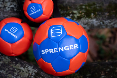 Lopta "futbalová" s priemerom 18cm, s uškom, ekokoža, oranžová/modrá