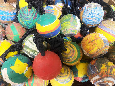 Lopta s priemerom 6cm, plná so šnúrkou 50cm, tvrdená guma, rôzne farby