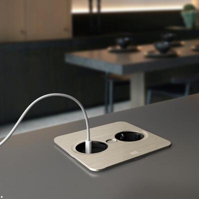 TWIST2 SQUARE 1xUTE 230V, nabíjačka (USB A + USB C), 2m kábel 1.5mm², vidlica CEE7/7, nerezová farba
