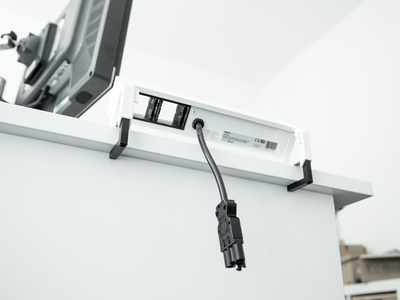 DESK2 2xUTE 230V, 1xCustom, nabíjačka (USB C, 30W), 0.2m kábel 1.5mm², GST18, biely/čierny
