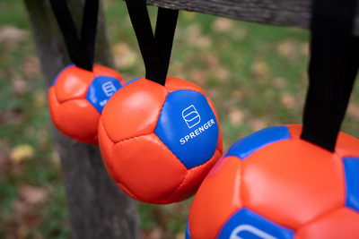 Lopta "futbalová" s priemerom 10cm, s uškom, ekokoža, oranžová/modrá