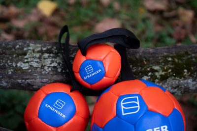 Lopta "futbalová" s priemerom 18cm, s uškom, ekokoža, oranžová/modrá