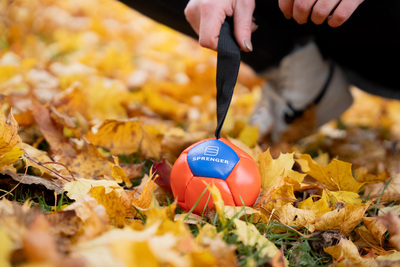 Lopta "futbalová" s priemerom 10cm, s uškom, ekokoža, oranžová/modrá