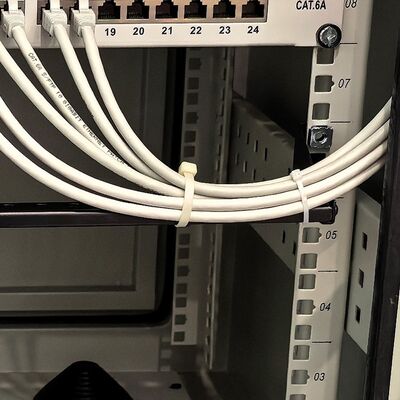 19" Panel vyväzovací, organizér, 1U, kovový, čierny