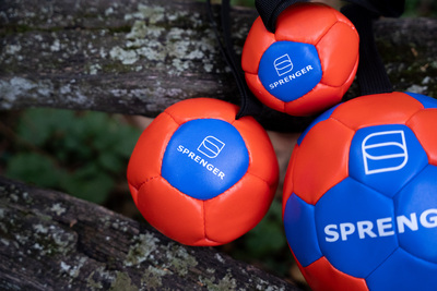 Lopta "futbalová" s priemerom 12cm, s uškom, ekokoža, oranžová/modrá