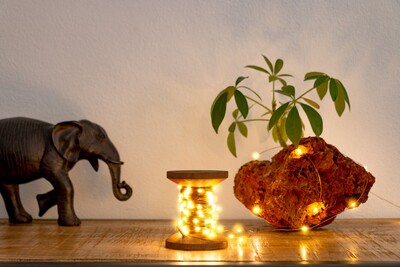 LED svetelná reťaz na drevenej cievke, napájanie USB, vypínač, 100 LED, 10m