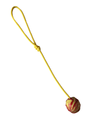 Lopta s priemerom 6,5cm, plná so šnúrkou a s uškom, žltá+červená, silikon