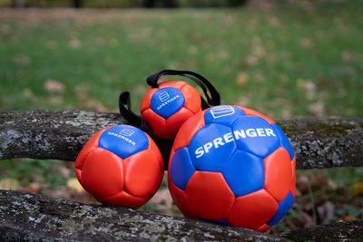 Lopta "futbalová" s priemerom 18cm, s uškom, ekokoža, oranžová/modrá